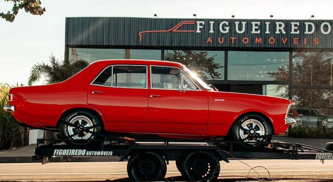 Opala vermelho restaurado sobre a prancha da Figueiredo Automóveis, em frente à loja